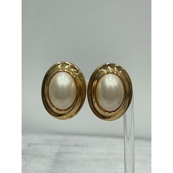 Vintage Marvella Gold Tone Faux Pearl Round Button Clip On Earrings - Picture 2 of 8